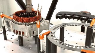 Elektrofahrzeugteile bei der Prüfung auf Renishaws Prüfgerät Equator. (Renishaw)
