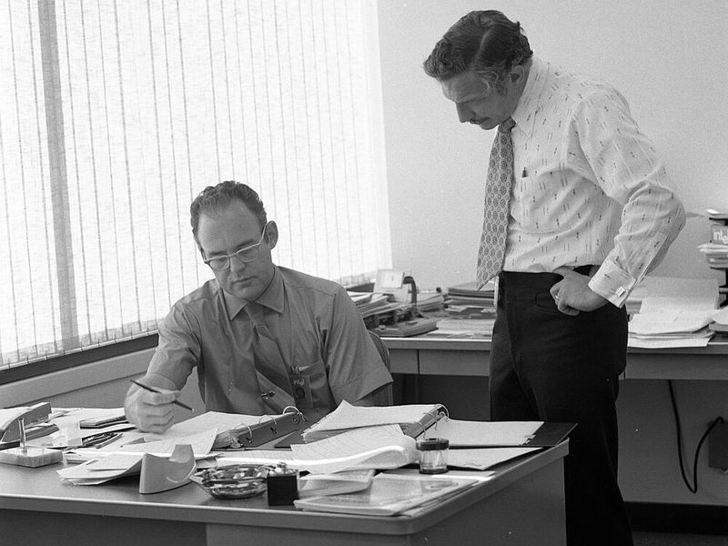 Gordon Moore (links) und Robert Noyce 1970 bei Intel. (Bild: Gordon Moore with Robert Noyce at Intel in 1970 / Intel Free Press / CC BY-SA)