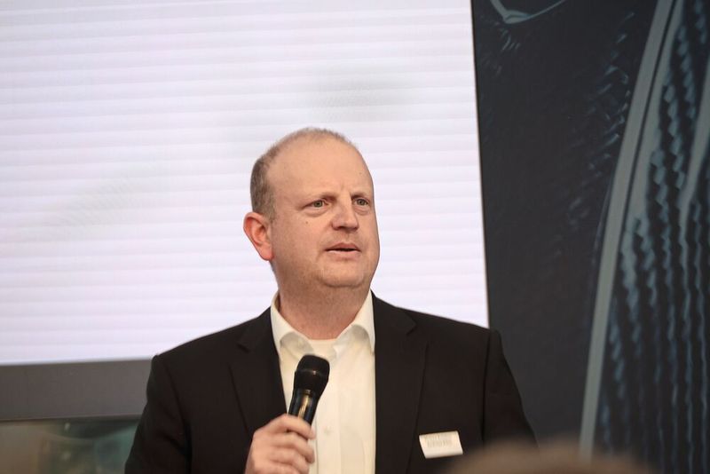 Andreas Erber, Geschäftsführer beim Zulieferer Mubea Aviation, skizzierte Strategien zur Serienproduktion von Lieferdrohnen. Darüber hinaus legte er offen, wie sich etwa das Resin Transfer Moulding (RTM) für Luftfahrtteile übernehmen und anpassen lässt. (Bild: Maschinenmarkt/rw)