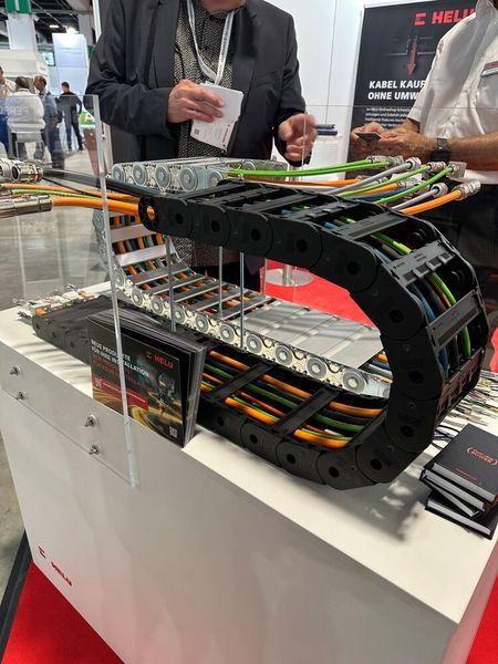 Das Heluchain System ist das modulare Baukastensystem von Helukabel für lineare Bewegungsanwendungen mit Energieführungsketten. Es vereint die Energiekette, die schleppkettenfähige Leitung, die Konfektion und das passende Zubehör zu einer abgestimmten Komplettlösung, die über eine einzige Artikelnummer bestellt werden kann. Der Nutzen liegt vor allem im geringeren Bestell- und Verwaltungsaufwand, da eine Lieferung und eine Rechnung genügen und das ERP durch den Verzicht auf Einzelartikel schlank bleibt. Typische Einsatzbereiche sind Werkzeugmaschinen, Portal- und Linearachsen, Handling- und Montageanlagen, die Intralogistik sowie die Krantechnik. (Bild: Jeremy Streiff)