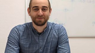 Abb. 1: Dr. Elias Dohmen ist Bioinformatiker an der Universität Münster und forscht v. a. zur Evolution von Proteinen und wie evolutionäre Innovation entsteht.  (Universität Münster)