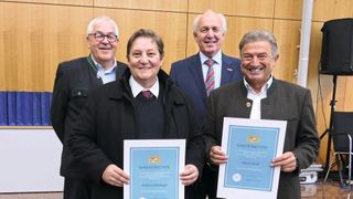 Andreas Schamberger (vorne links) und Martin Busch (vorne rechts) mit ihrer Auszeichnung als „Verdienter Ausbilder im Handwerk“: Die Urkunden überreichten der Präsident der Handwerkskammer Franz-Xaver Peteranderl (hinten rechts) und Kammergeschäftsführer Dieter Vierlbeck (hinten links). (Bild: Innung Oberbayern)