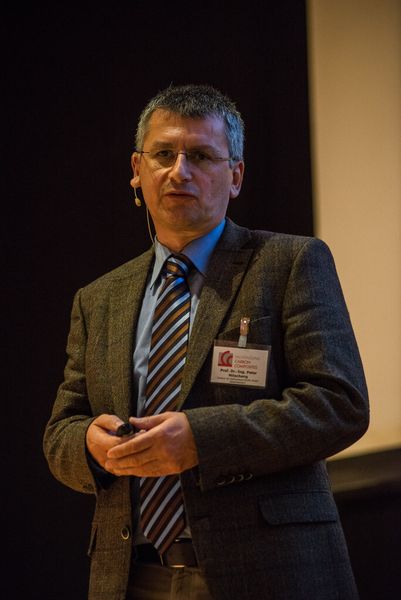 Prof. Dr.-Ing. Peter Mitschang beschrieb unterschiedliche variotherme Werkzeugkonzepte. Ziel ist die schnelle Werkzeugtemperierung. Der technisch-wissenschaftliche Direktor des Instituts für Verbundwerkstoffe (IVW) an der TU Kaiserslautern stellte die Konzepte in ihrer Leistungsfähigkeit gegenüber. (Bild: Mack)