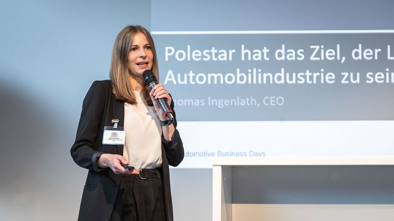 Maren Kerperin, Head of Commercial Operations bei Polestar Deutschland, stellte in ihrem Spotlight-Vortrag das Vertriebsmodell der Elektromarke vor. (Bild: Stefan Bausewein)