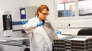 Für die Herstellung dringend benötigter medizinischer Geräte aufgrund von Covid-10 hat Precision Micro nun die Produktion von Sensoren und Ventilkomponenten für Beatmungsgeräte um ein Sechsfaches gesteigert. (Precision Micro / jamesbastable.co.uk)