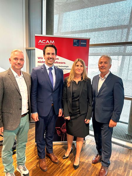 Mit Bildungsminister Christoph Wiederkehr MA und Doris Wagner. Leiterin der Sektion I Allgemeinbildung und Berufsbildung im Bundesministerium (Mitte) freuen sich Ing. Michael Sippl, Marketingmanager, und Ing. Johann Mathais, geschäftsführender Gesellschafter der ACAM Systemautomation GmbH (von links), über den Erfolg der gemeinsam mit Siemens durchgeführten Aktion. (Bild: Felix Wolfram - die Graphische)