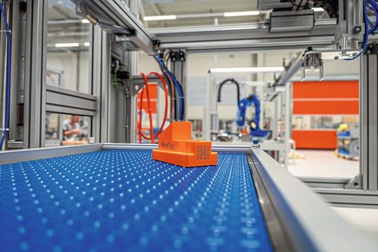 Der ModSorter kann das Werkstück in jede Richtung fördern und verschiedene Manipulationen daran vornehmen.(Bild:  Minitec)