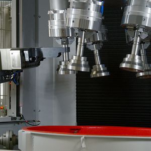 Durch die Weiterentwicklung der Maschinentechnik für die automatische Beschickung mit Roboter oder Handlingsystem lassen sich Schleppfinish-Prozesse einfach in Fertigungslinien integrieren.