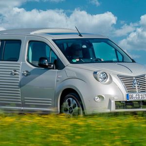 Unter der historisch wirkenden Wellblech-Optik des Fourgonnette steckt der aktuelle Citroën Berlingo.(Bild:  Citroen)