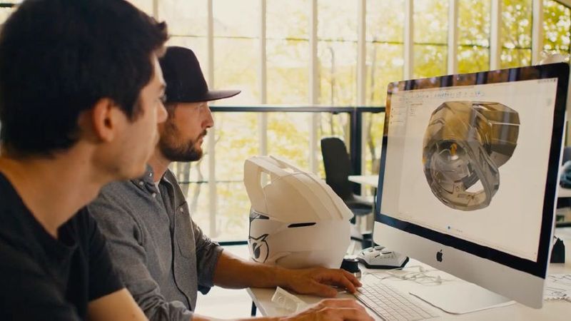 O’Neal Europe zeigt, wie es geht: Für einen Motcross-Helm setzt das Team Autodesk Fusion als zentrale, cloudbasierte Entwicklungsplattform ein, um die Kollaboration zwischen Projektbeteiligten an verschiedenen Standorten zu erleichtern und so die Entwicklungszeit zu verkürzen.(Bild:  Autodesk)