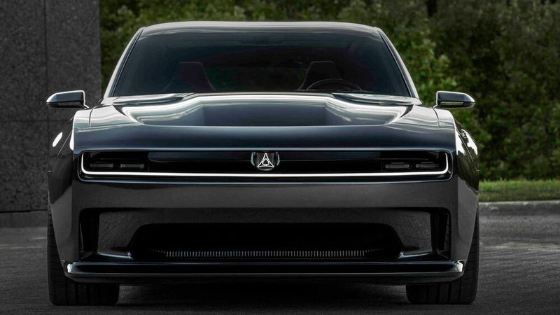 Das LED-Tagfahrlicht erstreckt sich über die gesamte Fahrzeugbreite. (Bild: Dodge)