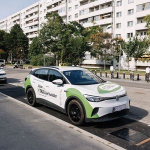 Insgesamt 66 E-Taxis sind im Projekt in Wien und Graz unterwegs. Dafür wurden VW ID4 und Hyundai Ioniq 5 auf das „Matrix Charging“ umgerüstet.(Bild:  Fotografie Fetz)