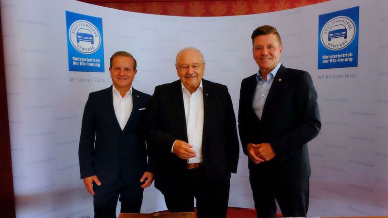 ZDK-Präsident Jürgen Karpinski (M.) und seine beiden Viezpräsidenten Thomas Peckruhn (l.) und Wilhlem Hülsdonk zogen in Hamburg eine Zwischenbilanz des Autojahres 2022. ZDK-Präsident Jürgen Karpinski (M.) und seine beiden Viezpräsidenten Thomas Peckruhn (l.) und Wilhlem Hülsdonk zogen in Hamburg eine Zwischenbilanz des Autojahres 2022.