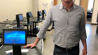 Fergal Glynn, VP Marketing bei 6 River Systems, mit einem seiner kollaborativen Kommissionierroboter „Chuck“. (6 River Systems)