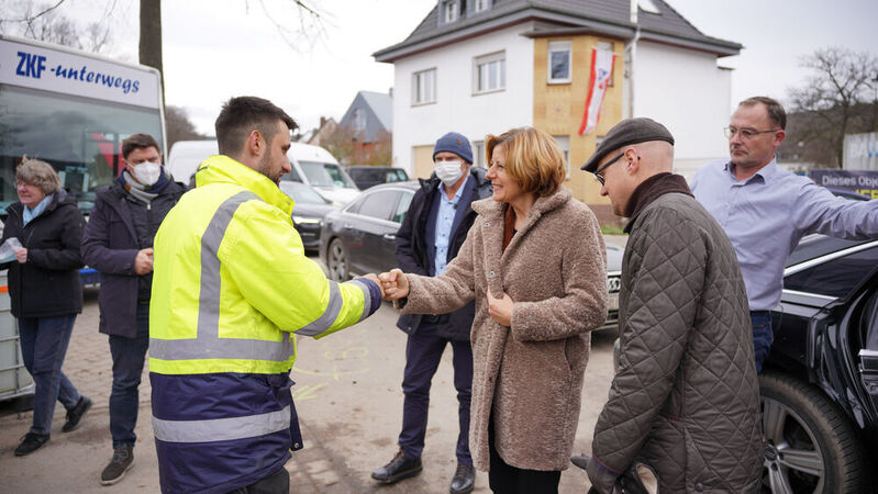 AHRche-Geschäftsführer Lukas Bornschlegl begrüßt Ministerpräsidentin Malu Dreyer in Ahrweiler.
