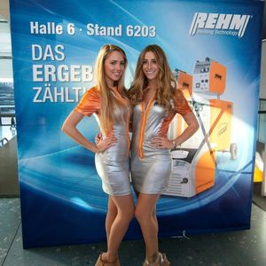 Guter Anfang: Gleich im Eingangsbereich zur Blechexpo 2015 lächelten einen die Mädels an. Da kommt der Schweißer ins Schwitzen...