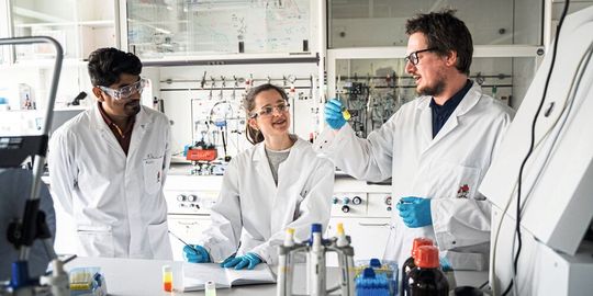 Die LMU-Forscher Dr. Kushagra Gahlot, M. Sc. Lena Stickel und Dr. Quinten Akkerman (v.l.)(Bild:  Johanna Weber)