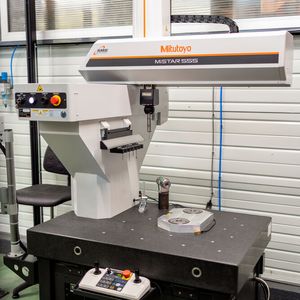 The Mitutoyo Mistar 555 three-dimensional measuring machine, designed for operation in production environments, is installed within Méca-Précis’s robotic control cell. Its accuracy is guaranteed across a wide temperature range, and its absolute encoder ensures high resistance to environmental conditions.(Source:  Mitutoyo)