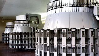 Erste automatische Briefsortieranlage, die 1965 im Postamt Pforzheim in Betrieb genommen wurde. (Bild: Siemens)