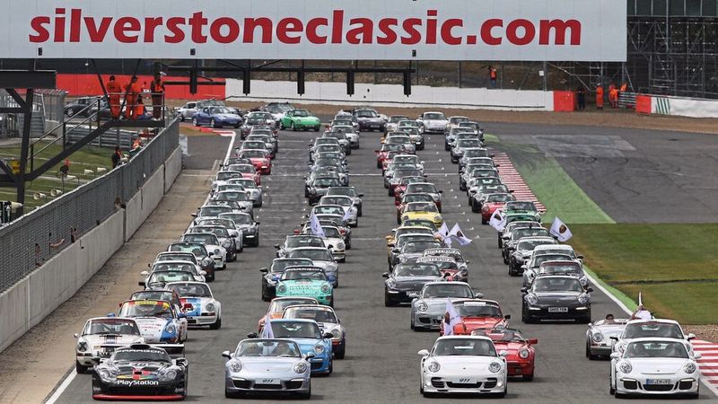 Typisch für Fans der Marke Porsche: Sie bewegen ihre Schätze oft auch regelmäßig unter „artgerechten“ Bedingungen. (Bild: Jakob Ebrey)