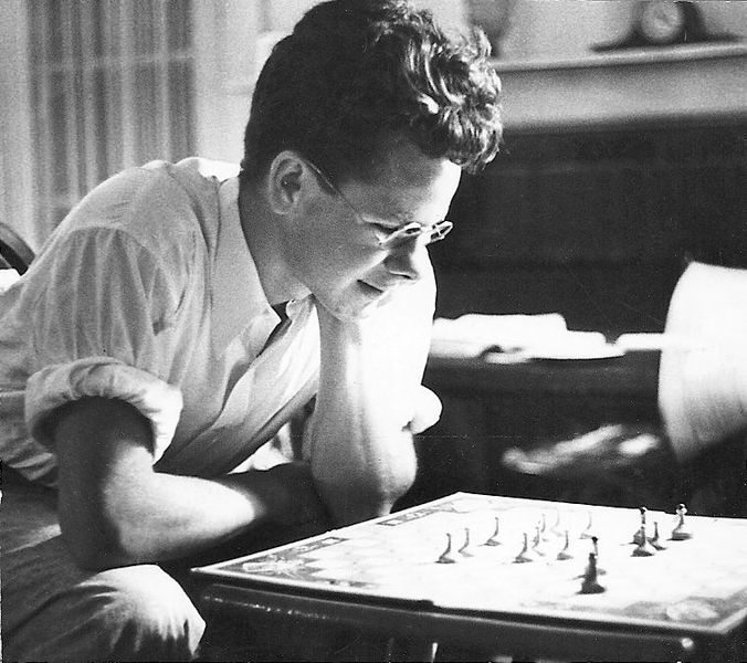 Gordon Gould gilt heute als Erfinder des Lasers. Doch das musste er sich erstreiten, denn zwei Jahre nach ihm patentierte Charles Townes die Idee des Lasers und bekam sogar den Nobelpreis der Physik. (Bild: Gordon Gould / Wandering Angus/Geoffrey Gould / CC BY-SA 3.0)