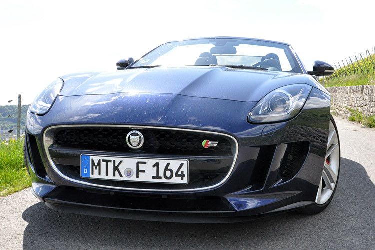 Wer das Fahrerlebnis teilen möchte, sollte dafür mindestens 85.500 Euro übrig haben, da beginnt die Preisliste des Jaguar F-Type S Cabriolet. Eine Menge Holz – für jede Menge Spaß am und mit dem Auto. (Foto: Thomas Günnel)