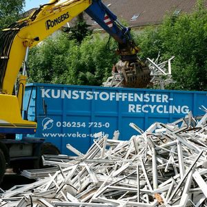 Rund 125.000 t PVC-Abfälle, unter anderem Fensterprofile, werden in Europa pro Jahr stofflich wiederverwertet. Aus den Regeneraten lassen sich problemlos wieder Produkte für die Baubranche, etwa Profile und Rohre, herstellen.