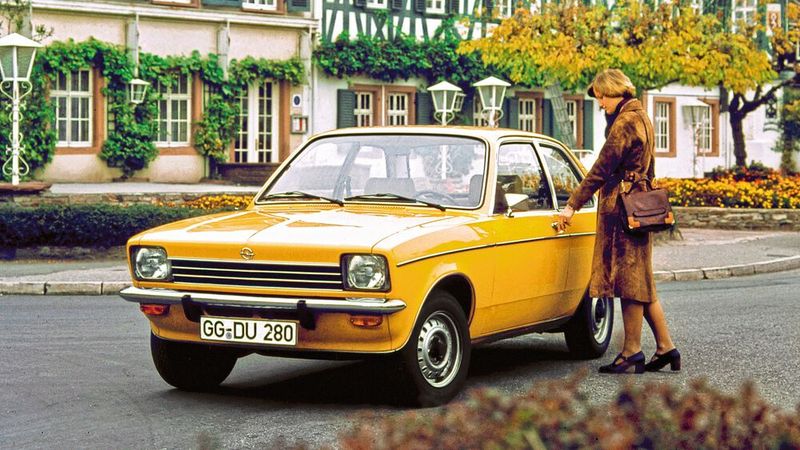 Die dritte Kadett-Generation sollte die Erfolge ihrer Vorgänger fortschreiben und knüpfte wohl auch deshalb technisch an diesen an. Die Generation C ist die letzte Kadett-Generation mit längs eingebautem Frontmotor und angetriebener hinterer Starrachse. Opel behielt das Layout einer kleinen Stufenheck-Limousine bei, obwohl Anfang der Siebzigerjahre diverse andere Hersteller auf Kompaktwagen mit Frontantrieb, quer eingebauten Motoren und variablem Innenraum setzten. (Bild: Opel Automobile GmbH)