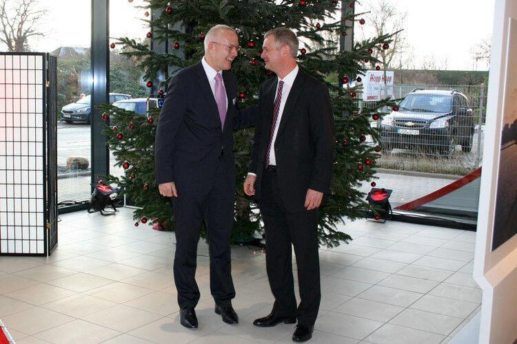 Auch Martin van Vugt (li.), Geschäftsführer von Kia Motors Deutschland, überbrachte Thomas Werner seine Glückwünsche zur Eröffnung. (Foto: Werner Autombile)