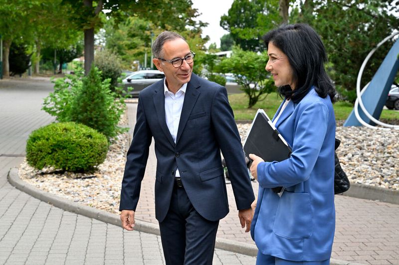 Bundesministerin Katherina Reiche besucht den Chemiestandort Leuna im Rahmen ihrer Sommereise: Begrüßung von Katherina Reiche, Bundesministerin für Wirtschaft und Energie, durch Dr. Christof Günther, Geschäftsführer von Infraleuna, am Chemiestandort Leuna (Bild: Infraleuna)