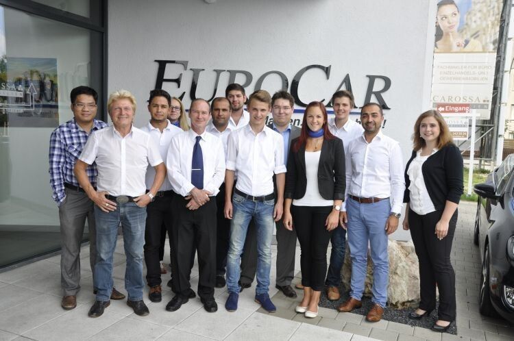 Ayhan Kiskanc (2. v. re.) mit seinem Team in Landshut. (Foto: Richter)
