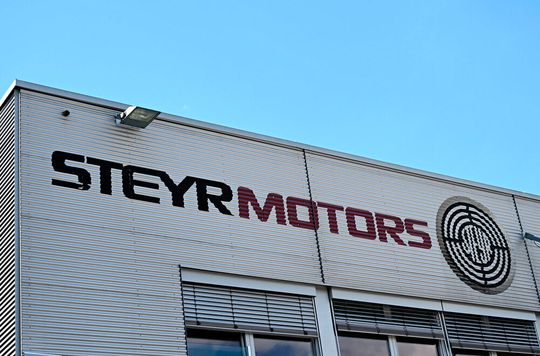 Freude in Österreich! Denn aus Singapur flatterte jüngst ein ordentlicher Auftrag ins Haus. Es geht um Spezialmotoren und Entwicklungsleistungen für einsatzkritische Fahrzeuge – ein Coup, der Steyr Motors in den nächsten Jahren viele Millionen bringen dürfte ...(Bild:  Steyr Motors)