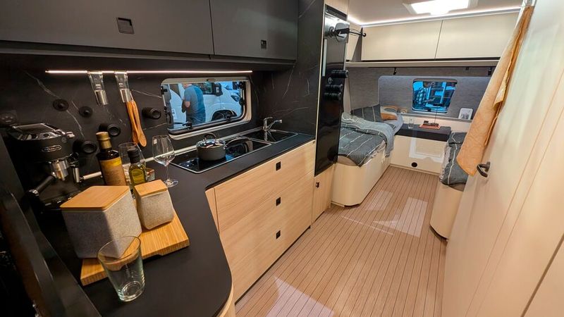 Der Küchenhersteller Alno hat eigens dafür eine edle Winkelküche entwickelt.  (Bild: Mauritz – VCG)