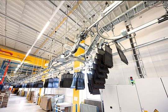 Dank der Dematic-Lösung sind Retourwaren in kürzester Zeit wieder verkaufsbereit.(Bild:  Dematic)