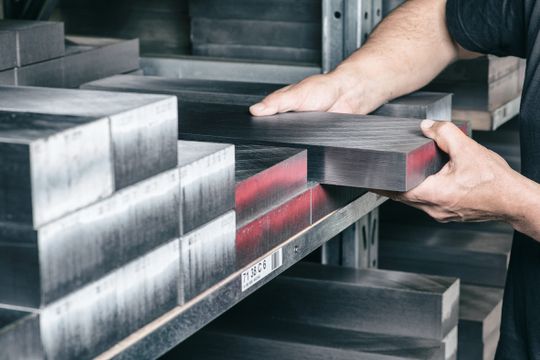 (Beim Normalienhersteller wird auch das beste Rohmaterial spannungsarm geglüht, daher profitieren Kunden bei den Stäben von bester Qualität. Bild: Meusburger)