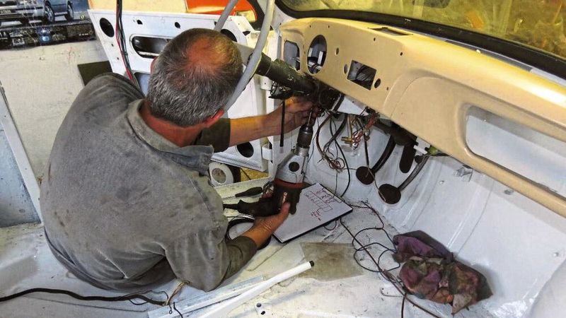 Das Schrauben hat Bernd Röthig im Rahmen eines speziellen, mehrtägigen Trabi-Seminars gelernt. (Bild: Bernd Röthig)