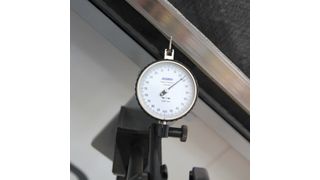 Wird der CFK-Träger erwärmt, führt das bei der herkömmlich montierten Schiene bald zu einer messbaren Ausdehnung.... (Bild: Königsreuther)