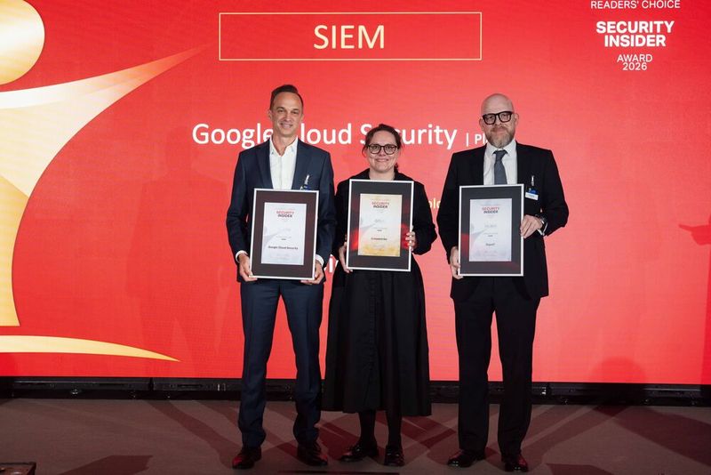 In der Kategorie „SIEM“ gewinnt Rapid7 Silber, Gold geht an Crowdstrike und Platin an Google Cloud Security. Auf die Bühne kommen für Google Cloud Security Markus Klein (links), für Crowdstrike Linda Haase (Mitte) und für Rapid7 Nikolaus Musil (rechts). (Bild: Manuel Emme Fotografie)