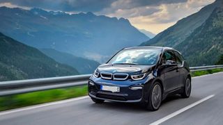 Der i3 von BMW ist derzeit das einzige vollelektrische Fahrzeug, das in Leipzig gefertigt wird. Das soll sich mit der „Neuen Klasse“ grundlegend ändern. Der Sommer 2026 wird nämlich auch in dieser Hinsicht heiß ... (Bild: BMW)