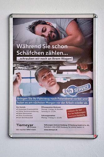 An vielen Stellen macht der Betrieb Werbung für seinen 24-Stunden-Service. (Bild: Jan Rosenow)