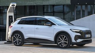 Audi will schon im Sommer – und damit vorzeitig – seine E-Autos vom Agentur- in das Händlervertriebsmodell zurückführen. Im Bild: der Q4 E-Tron. (Bild: Audi AG)