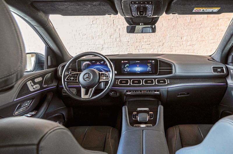 Hinter dem Lenkrad wird der Fahrer das Gefühl nicht los, in einer höhergelegten S-Klasse zu sitzen.  (Daimler)