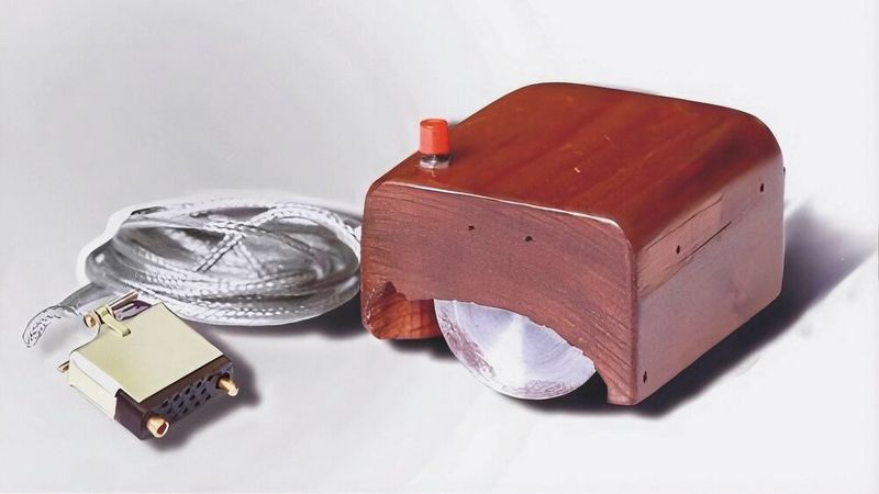 Die erste Maus:  Der Prototyp des noch heute weit verbreiteten Standard-Eingabegeräts für Computer wurde 1963 von Bill English nach Skizzen von Douglas Engelbart gebaut.(Bild:  SRI Computer Mouse / / CC BY-SA )