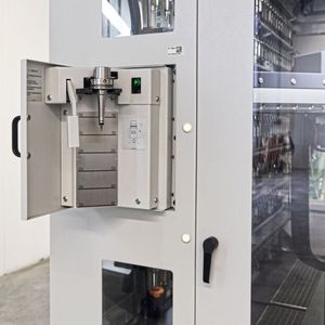 Wie bei den Werkstücken werden auch die Werkzeuge per optischem 2D-Code identifiziert und automatisch in die Werkzeugbibliothek übernommen. In das 256 Werkzeuge fassende Magazin gelangen sie über eine Schnellwechseltür.(Bild:  Fehlmann)