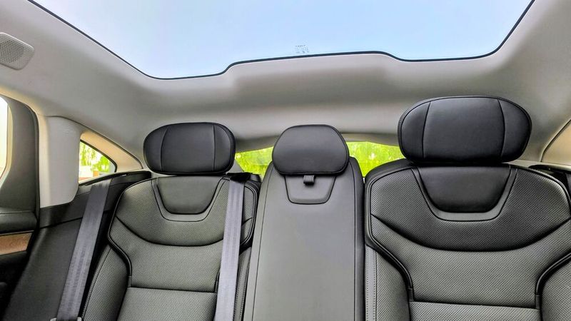 6. Die eingeschränkte Sicht nach hinten: Wer bei einem Fahrzeug Wert auf einen guten Rundumblick legt, wird beim ES90 enttäuscht sein. Faktisch sieht man nach hinten kaum etwas. Abhilfe schafft ein digitaler Innenspiegel.  (Bild: Mauritz – VCG)