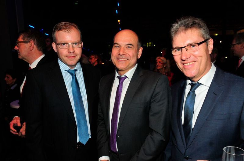 Im Bild (v.l.n.r.): Florian Fischer, Geschäftsführer der Vogel Business Media GmbH und Co. KG, Stefan Brandl, Geschäftsführer der Kfz-Innung Regensburg, Kreis Kehlheim, und Rudolf Angerer, Vorsitzender des Vorstandes der Kfz-Innung Regensburg, Kreis Kehlheim. (Zietz)