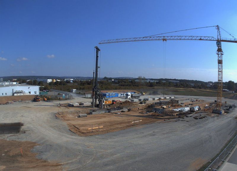 Direkter Draht zur Baustelle: Auf dem Gelände des Werks 3 von SKF in Schweinfurt dokumentieren zwei WebCams stündlich den Fortschritt bei der Errichtung des  Großlager-Prüfzentrums. (Bild: SKF)