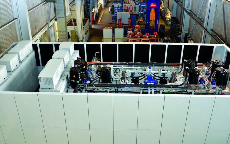 Auch Lasco setzt auf Servomotoren für den Antrieb der Hydraulikpumpen – hier im Bild die Anwendung bei einer Umformpresse. (Bild: Lasco Umformtechnik)