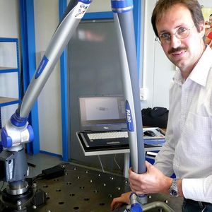Josef Köglmeier, die sogenannte Rechte Hand von Geschäftsführer Peter Vilsmeier, bei der Vilsmeier Maschinenbau GmbH in Pfakofen, kennt sich mit der Rohrvermessung bestens aus: „Wenn es sein muss, fahren wir auch zum Kunden und vermessen mit unserem portablen Messsystem die Rohre.“