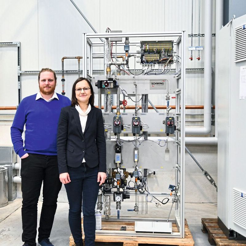Julian Nienhaus und Natalya Prodan, Experten Wirbelschicht-Prozesstechnik, Schwing Technologies